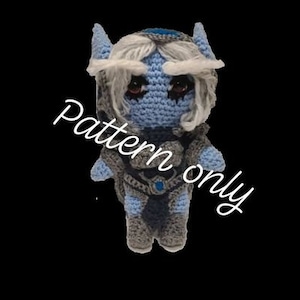Puede incluir: Patrón de crochet para un personaje de elfo azul y gris con cabello blanco. El patrón es para un juguete de peluche e incluye el texto "Pattern only".