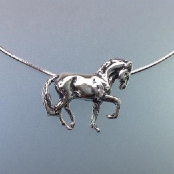 Caballo de doma en collar Piaffe Colgante y cadena de PLATA DE LEY Joyería ecuestre