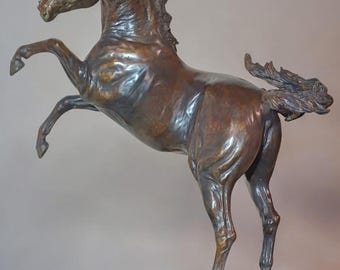 Escultura de caballo en bronce. Fundición original, única en su tipo en este tamaño. Yegua encabritada, sin complejos.