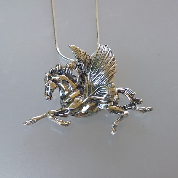 Collier Pegasus pendentif et chaîne en argent sterling fait à la main par l'artiste Zimmer Horse Jewelry