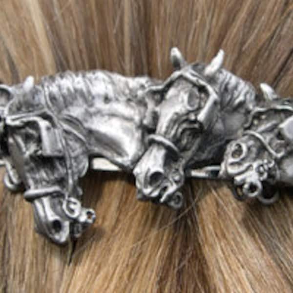 Tinnen haarspeldje voor rijdende paarden, Forge Hill-sculptuursieraden
