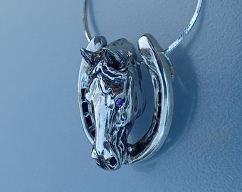 Ciondolo a forma di cavallo in argento sterling con occhi di ametista, gioiello equestre a ferro di cavallo