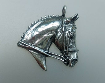 Pingente de cavalo de adestramento com acabamento polido em estanho, joia equina, colar equestre, chaveiro, ornamento