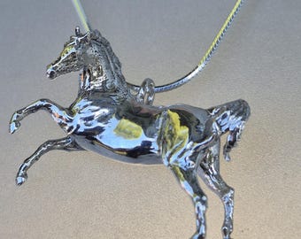 Colar com pingente e corrente de prata esterlina representando uma égua se contorcendo, da marca Zimmer Equestrian Jewelry. Presente perfeito para fãs de joias equestres.