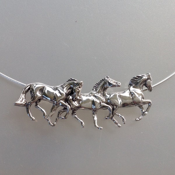 Collana con cavalli in corsa in argento sterling, catena Omega firmata originale. Gioielli equestri Zimmer