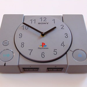 Reloj de consola clásica de Playstation 1 Decoración de la habitación del jugador Regalo de videojuego retro de Playstation Regalo de cumpleaños para jugadores Regalo de jugador clásico de PS imagen 1