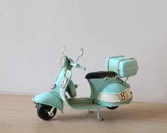 RETRO VINTAGE STYLE LIGHT BLUE VESPA SCOOTER METAL TIN MODEL ORNAMENT NEW BOXED