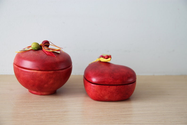 Caja de cerámica roja, pequeña caja de joyería de arcilla de barro, en rojo, con cuentas y cintas en la tapa, caja de tocador rojo, joyero rojo imagen 7