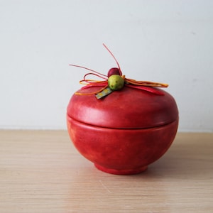 Caja de cerámica roja, pequeña caja de joyería de arcilla de barro, en rojo, con cuentas y cintas en la tapa, caja de tocador rojo, joyero rojo imagen 1