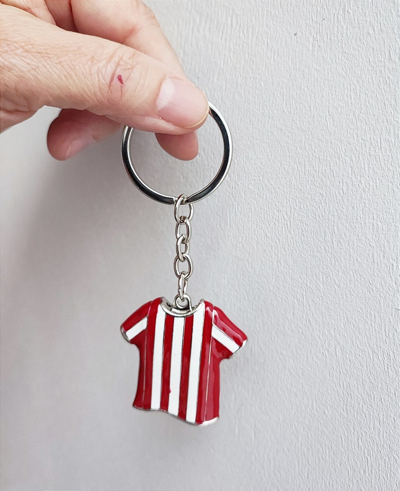 Red white jersey, football jersey key chain, alloy and enamel soccer jersey key ring, μεταλλικο μπρελοκ Ολυμπιακός image 3