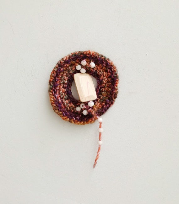 Round crochet brooch, multicolour crochet brooch in fall colours, orange purple brown green brooch with wooden bead, unique knit brooch