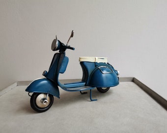 Miniatura de scooter azul, vintage, coleccionable, scooter de estilo italiano, estaño, miniatura de scooter azul oscuro, regalo de scooter azul