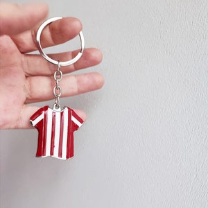 Red white jersey, football jersey key chain, alloy and enamel soccer jersey key ring, μεταλλικο μπρελοκ Ολυμπιακός image 5