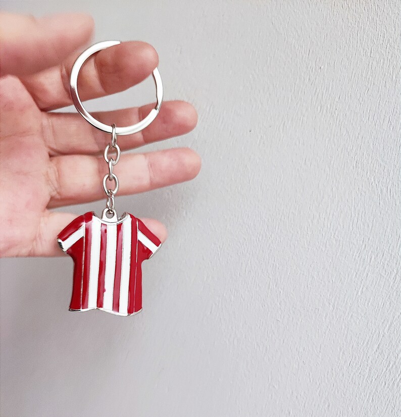 Red white jersey, football jersey key chain, alloy and enamel soccer jersey key ring, μεταλλικο μπρελοκ Ολυμπιακός image 5