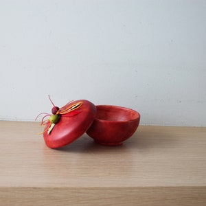 Caja de cerámica roja, pequeña caja de joyería de arcilla de barro, en rojo, con cuentas y cintas en la tapa, caja de tocador rojo, joyero rojo imagen 8