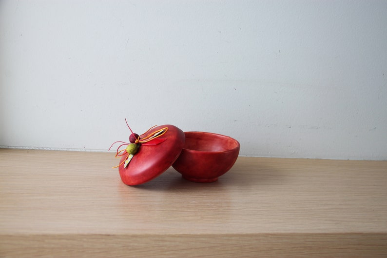 Caja de cerámica roja, pequeña caja de joyería de arcilla de barro, en rojo, con cuentas y cintas en la tapa, caja de tocador rojo, joyero rojo imagen 8