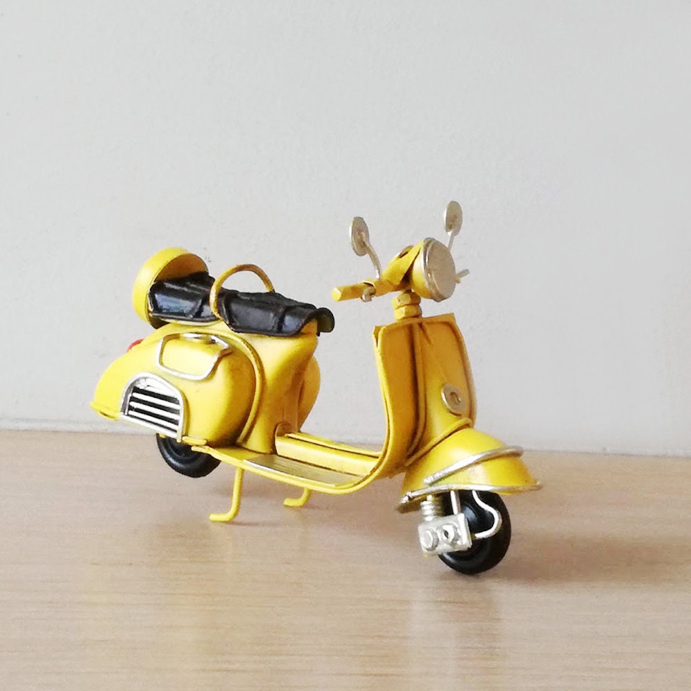 Metal Scooter Miniature in Yellow, Retro Collectible Bike, Decorative Mini  Scooter, Italian Style Bike Miniature Gift, Mens Gift 