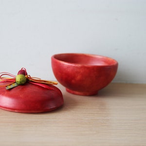 Caja de cerámica roja, pequeña caja de joyería de arcilla de barro, en rojo, con cuentas y cintas en la tapa, caja de tocador rojo, joyero rojo imagen 5