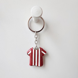 Red white jersey, football jersey key chain, alloy and enamel soccer jersey key ring, μεταλλικο μπρελοκ Ολυμπιακός image 1