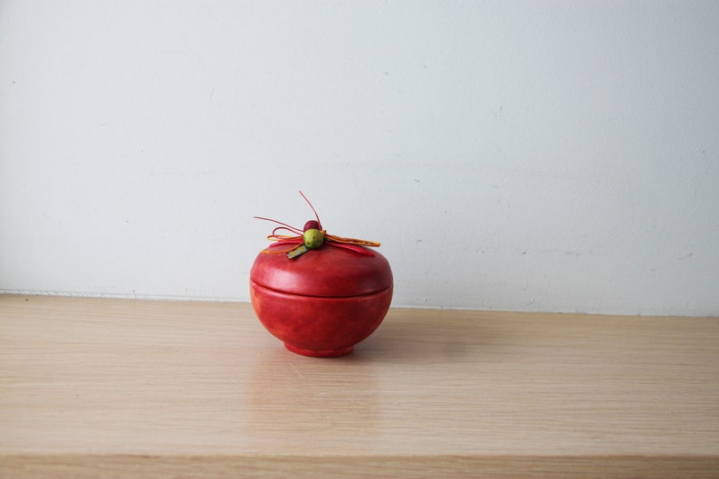 Caja de cerámica roja, pequeña caja de joyería de arcilla de barro, en rojo, con cuentas y cintas en la tapa, caja de tocador rojo, joyero rojo imagen 2