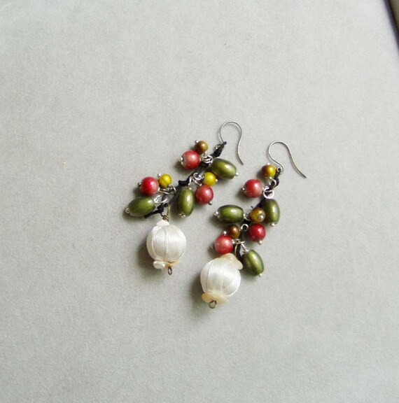 Dangle beaded earrings, colourful beaded earrings in fabric and wood, white, pink, olive green dangle earrings, boho hippie earrings
