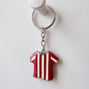 Red white jersey, football jersey key chain, alloy and enamel soccer jersey key ring, μεταλλικο μπρελοκ Ολυμπιακός image 6