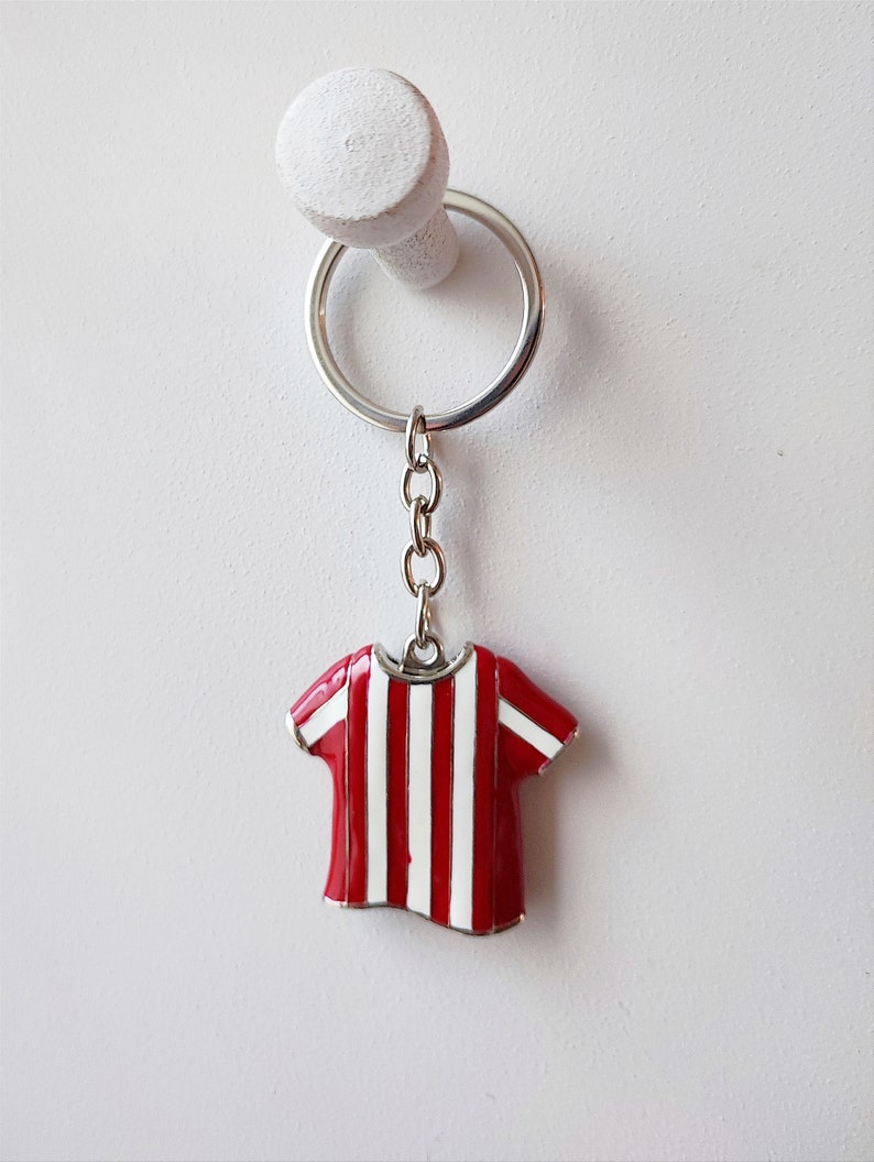 Red white jersey, football jersey key chain, alloy and enamel soccer jersey key ring, μεταλλικο μπρελοκ Ολυμπιακός image 6