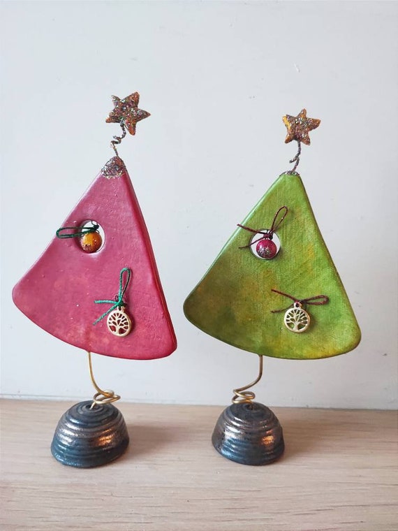 Triangle Chistmas tree sculpture, Xmas tree in triangle shape with ball, star and tree charm, cute mini Christmas tree