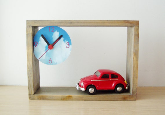 Horloge en bois avec voiture miniature de voiture à insectes