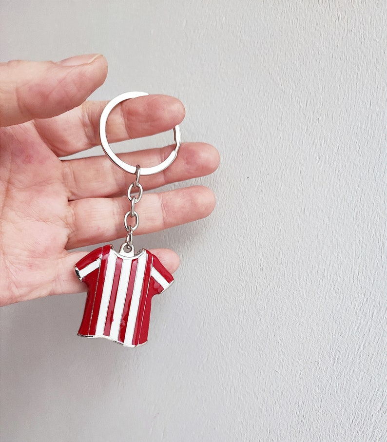 Red white jersey, football jersey key chain, alloy and enamel soccer jersey key ring, μεταλλικο μπρελοκ Ολυμπιακός image 2