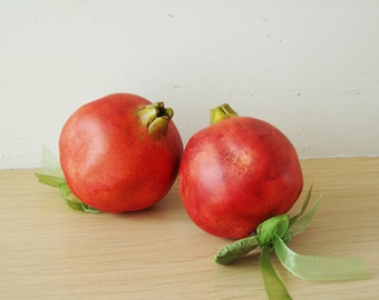 Roter Keramik Granatapfel mit grünen Blättern, Steingut Ton Granatapfel handbemalt, in Ökofarbe und Lack, Glück griechischer Granatapfel