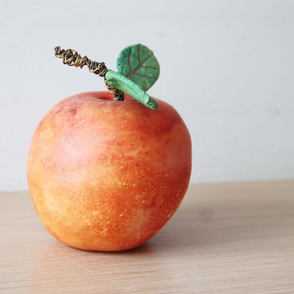 Sculpture de pomme en céramique, pomme en céramique grandeur nature, pomme en céramique orange avec deux feuilles vertes, objet d’art pomme avec tige en fil de fer