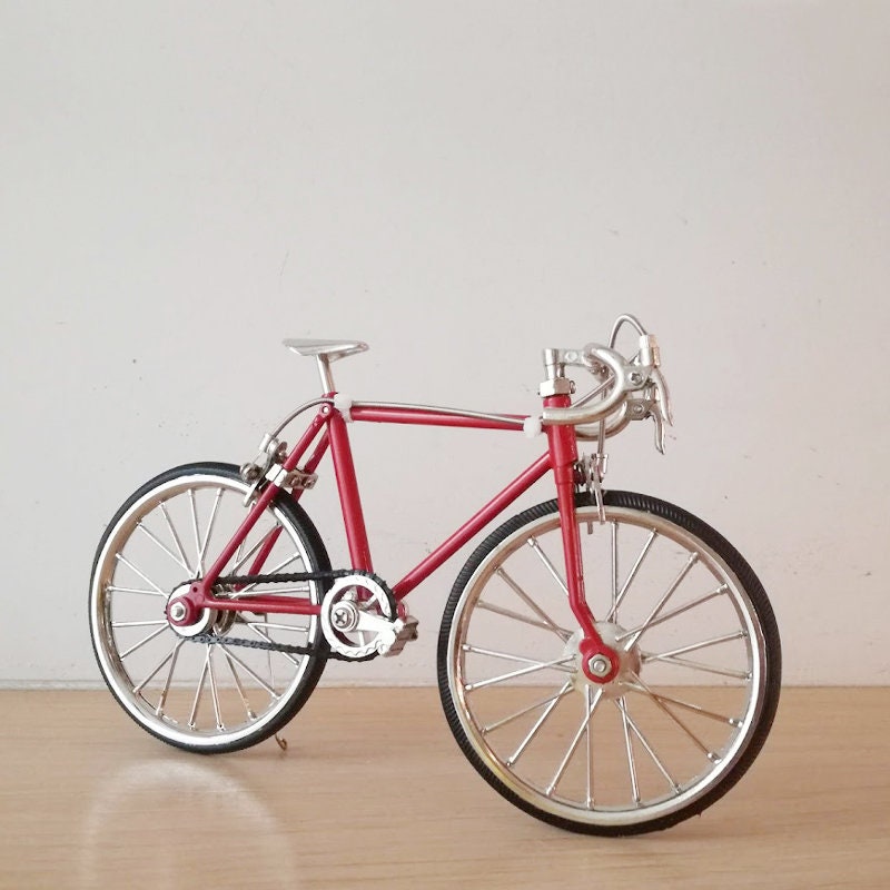 Miniature de vélo de course rouge, jouet de collection vintage, figurine de  vélo rouge, pièces mobiles vélo, miniature de vélo de course en écarlate -   France