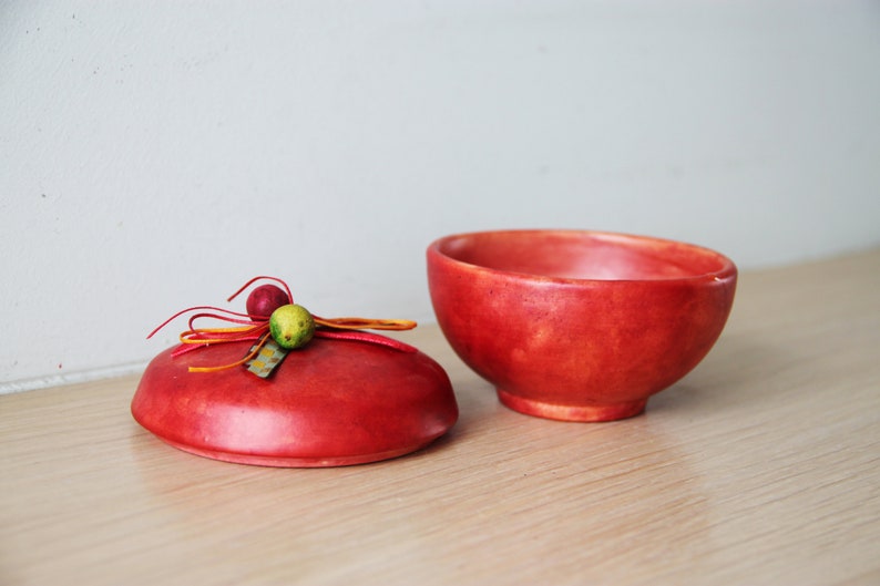 Caja de cerámica roja, pequeña caja de joyería de arcilla de barro, en rojo, con cuentas y cintas en la tapa, caja de tocador rojo, joyero rojo imagen 3