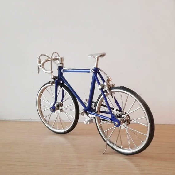 Miniatura della bicicletta blu vintage statuetta da corsa da | Etsy Italia