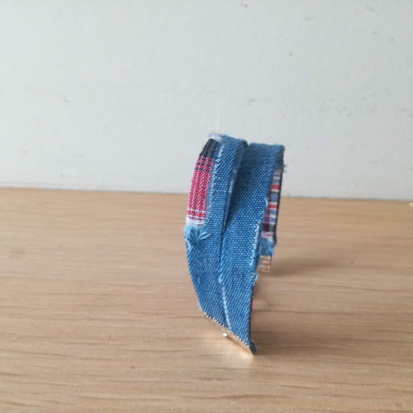 Double manchette en denim, denim bleu avec bracelet de bande de détails rouges, large manchette en jean bleu avec délavé, détails en tissu rouge, bracelet en denim boho hippie