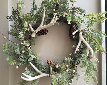 Antler Xmas wreath, deer antler winter wreath with juniper branches and pine cones, festive faux antler door wreath