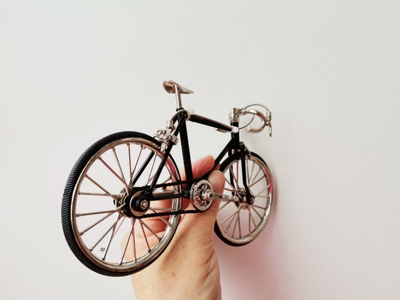 Vélo de course Miniature vintage à collectionner, figurine de vélo, pièces  mobiles, réplique de vélo de course rétro -  France