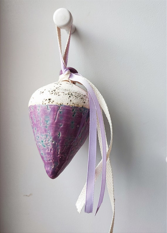 Peonza de cerámica, peonza decorativa en color púrpura y blanco