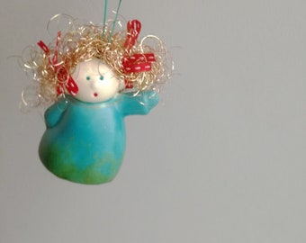 Figure et cloche d’ange en céramique, figurine de fille ange bleu avec robe en forme de cloche, cheveux en or et ailes en fil de fer, ornement d’ange cloche en céramique