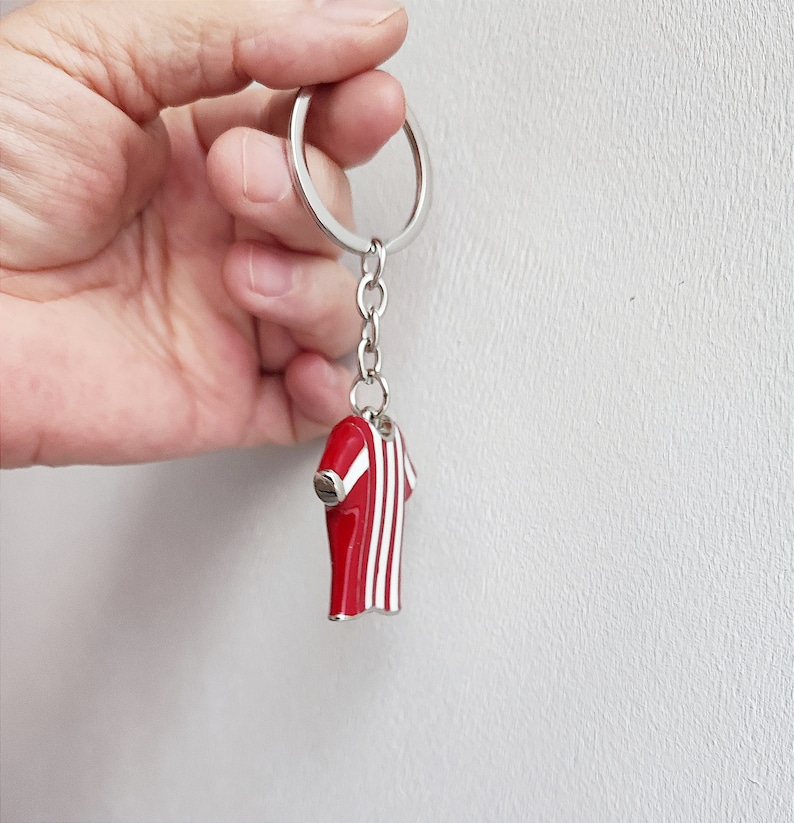 Red white jersey, football jersey key chain, alloy and enamel soccer jersey key ring, μεταλλικο μπρελοκ Ολυμπιακός image 4