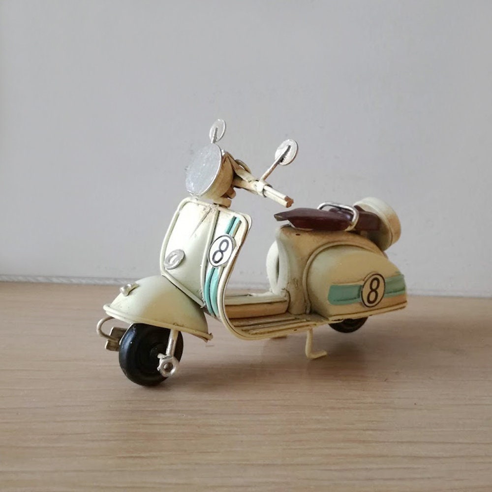 Tiny Scooter Miniature, Metal Scooter Miniature in White Retro Collectible  Bike, Decorative Italian Style Scooter, Italian Bike Gift 