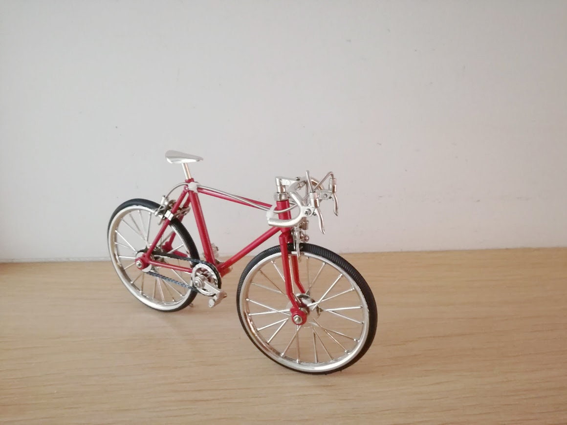 Vélo de course Miniature vintage à collectionner, figurine de vélo, pièces  mobiles, réplique de vélo de course rétro -  France