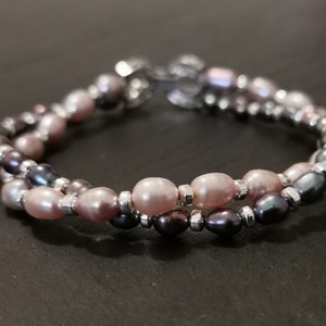 Süßwasserperle Armband mit Lotus Verschluss für Yogi Verlobte Valentinstag Geschenk. Zweireihiges Naturperlen Armband für Naturliebhaber