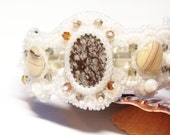 Weißer Edelstein-Armband. Jaspis-Armband. Bestickte Perlen-Armband. Handgefertigte Designer eine der freundlichen Armband. Swarovski Armband.