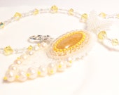 Perlenkette mit Citrin. Weiße und gelbe Edelstein Halskette. Collier aus Perlen Hochzeit. Hochzeit-Tendenzen. Gelbe Hochzeit