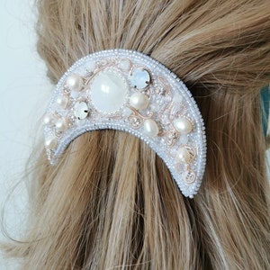 Handmade Moonstone hair clip – Crescent moon barrette with pearls. Celestial gemstone hair accessory. Boho bridal hairpiece. Gift for her.