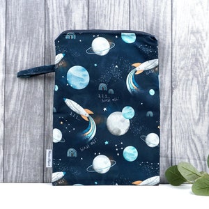 Wetbag in 2 Größen, optional mit Namen, große Nasstasche, Windeltasche, Hort, Kiga, Schwimmbad  - Astronaut Mond Weltall Rakete