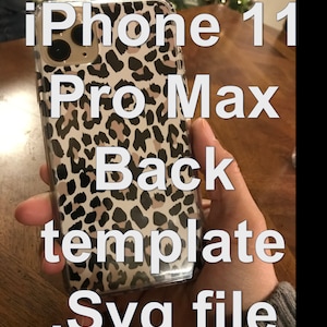 Può includere: Custodia trasparente per iPhone 11 Pro Max con motivo leopardato nero, beige e crema. Il testo "iPhone 11 Pro Max Back template .Svg file" è sovrapposto all'immagine.