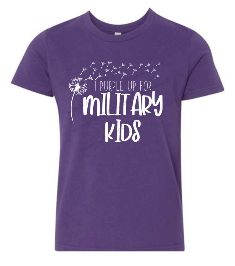 Peut inclure: T-shirt violet avec un motif de pissenlit blanc et le texte "I Purple Up For Military Kids".